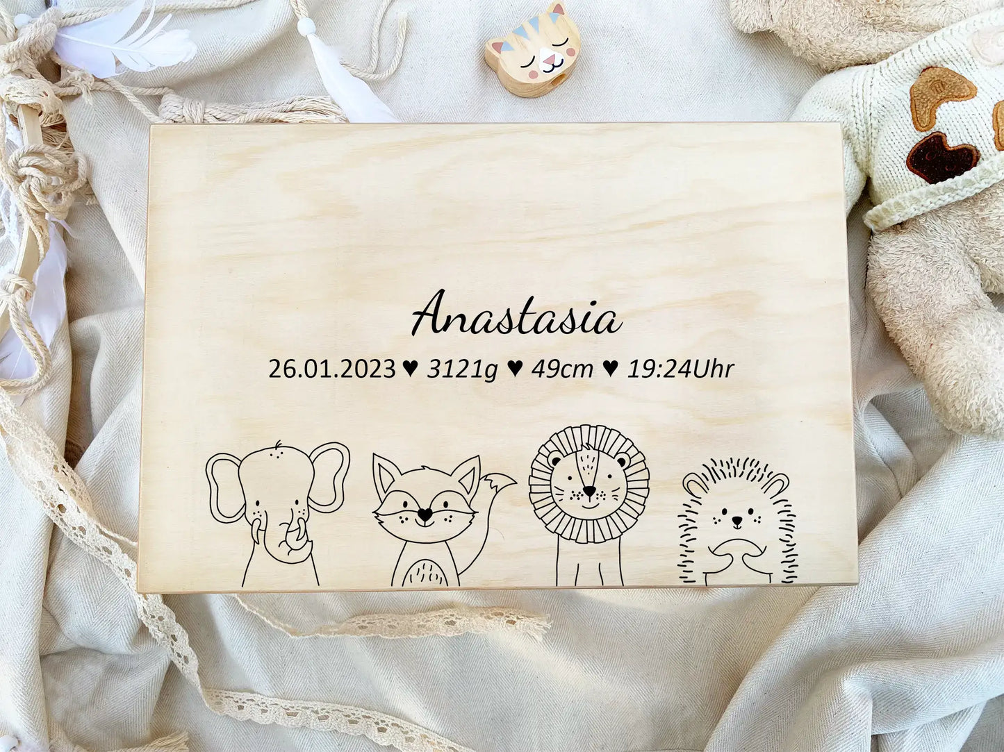 Erinnerungsbox Baby personalisiert "DownUnder" - Frontansicht Elefant Fuchs Löwe Igel